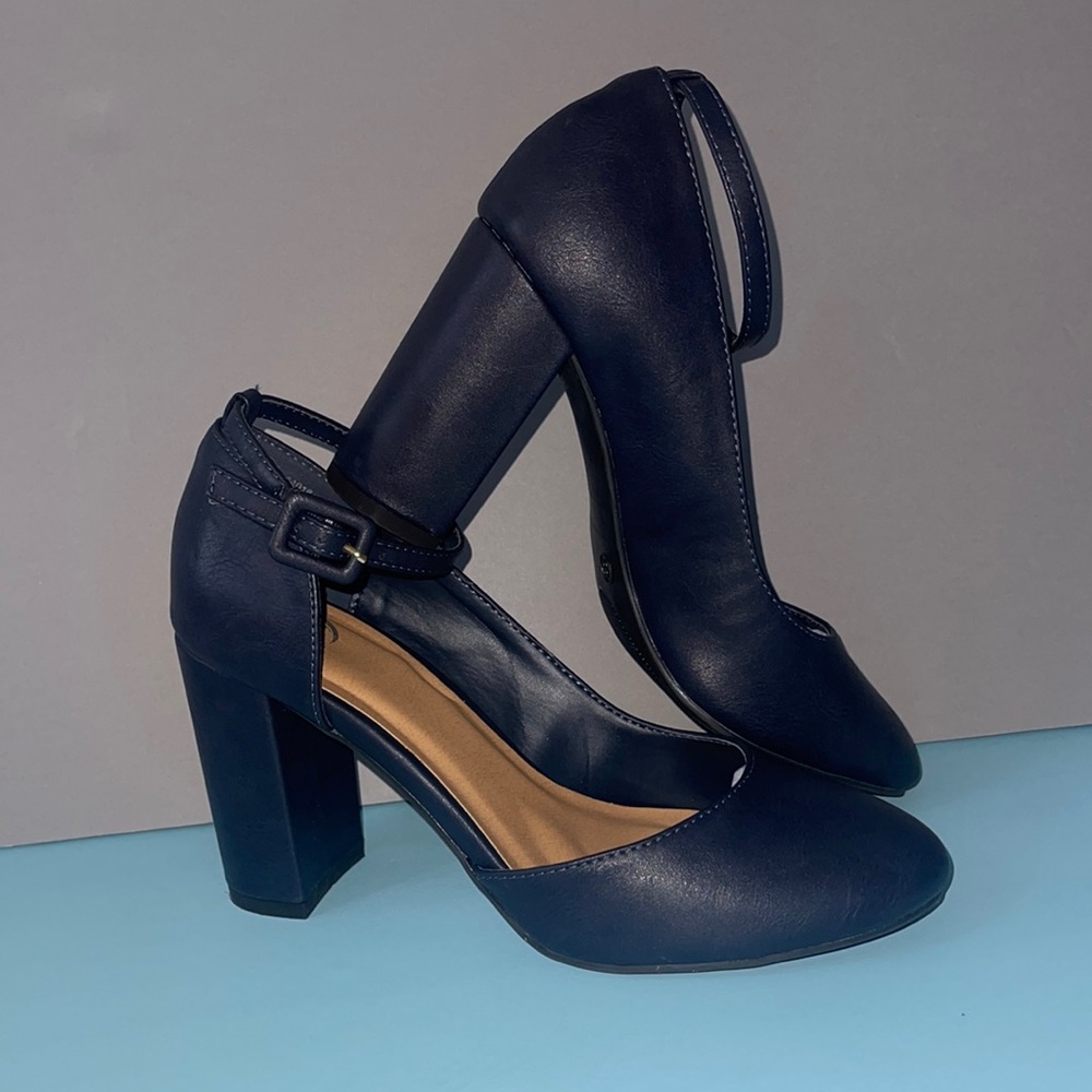 Journee Collection comfort foam Raveen pumps, Navy, Size 8M